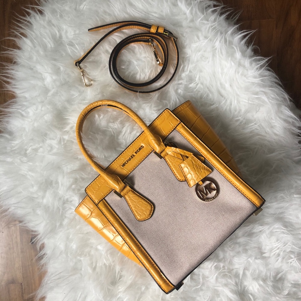 MICHEAL KORS COLLETE LEATHER TRIMMED MESSENGER MD